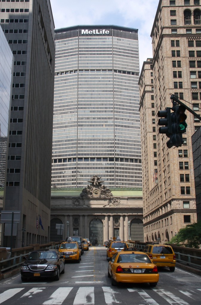 17.6.2012 New York City. Grand Central Terminal von Hochhäusern eingerahmt.