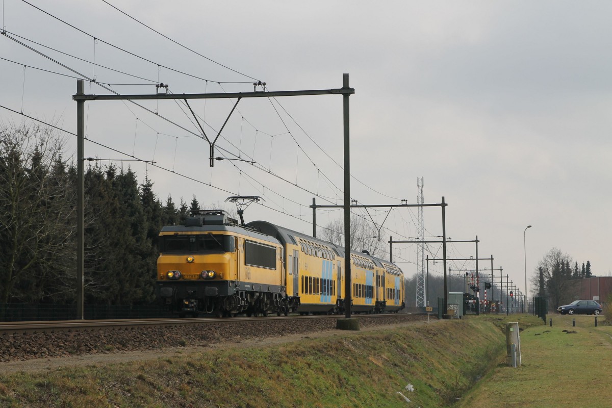 1766 und DD-AR 7314 mit Regionalzug 9640 Deurne-Nijmegen bei Deurne am 26-2-2015.