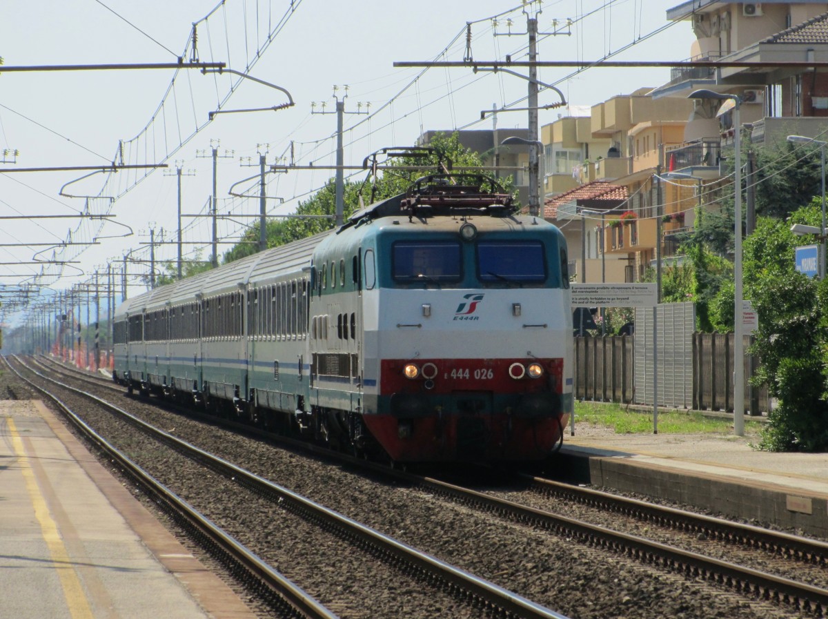 17.7.2014 10:52 FS E.444R 026 mit einem InterCity (IC) aus Pescara Centrale nach Bologna Centrale bei der Durchfahrt durch Rimini Miramare in Richtung Rimini. Der Zug hatte 70 Minuten Verspätung.  
