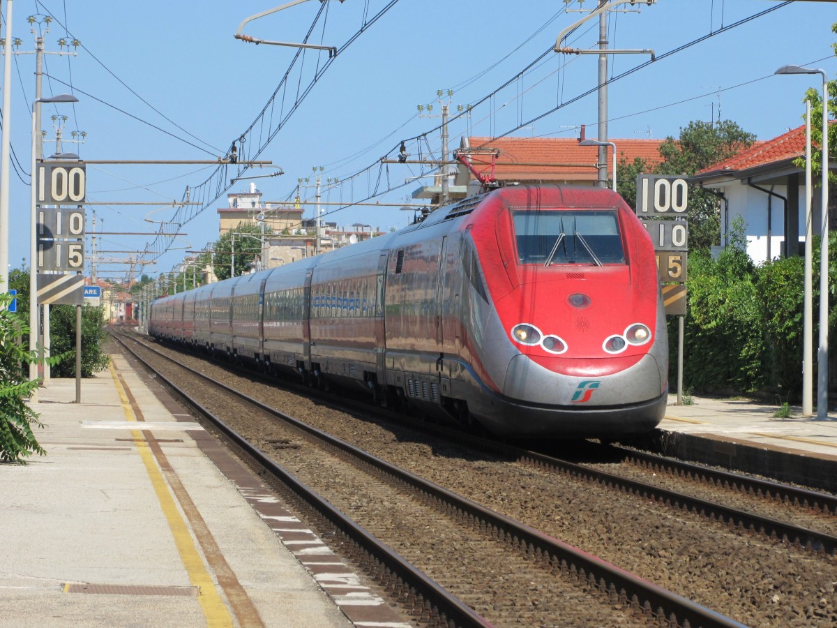 17.7.2014 11:10 ETR 500 als Frecciarossa ( roter Pfeil ) aus Milano Centrale nach Ancona bei der Durchfahrt durch Rimini Miramare in Richtung Riccione. 