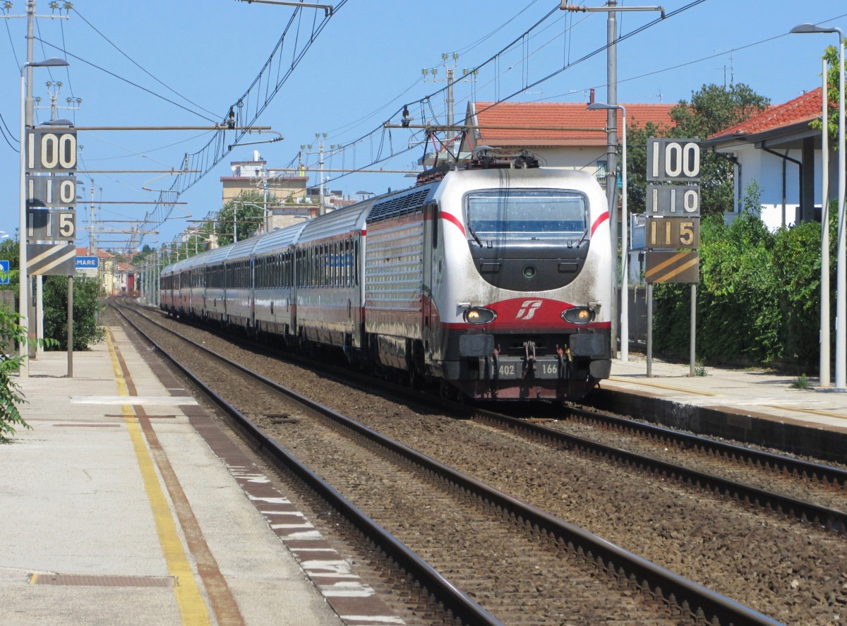 17.7.2014 11:21 E.402B 166 mit einem Frecciabianca ( weißer Pfeil ) ex Eurostar Italia aus Milano Centrale nach Lecce bei der Durchfahrt durch Rimini Miramare in Richtung Riccione.