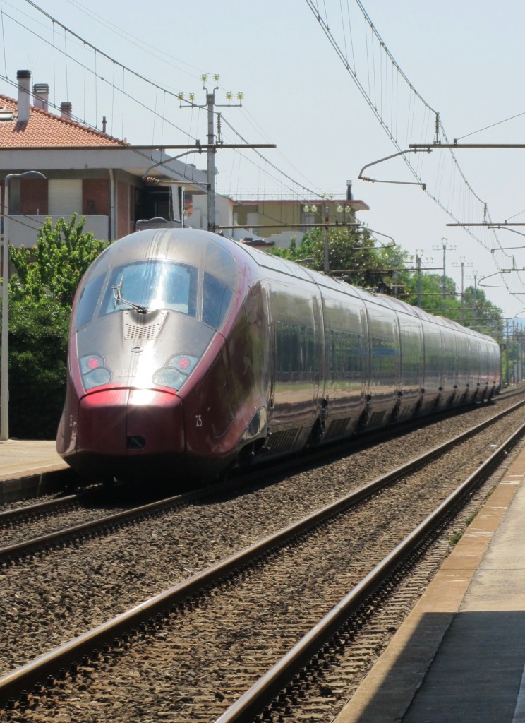 17.7.2014 11:49 ETR 575 (Alstom AGV) der Privatbahn NTV bei der Durchfahrt durch Rimini Miramare in Richtung Riccione. Der Zug wahr vermutlich auf einer Test-,Überführungsfahrt. Der Triebzug 25 ist aktuell der neuste dieser, bis zu 360km/h schnellen, Baureihe.