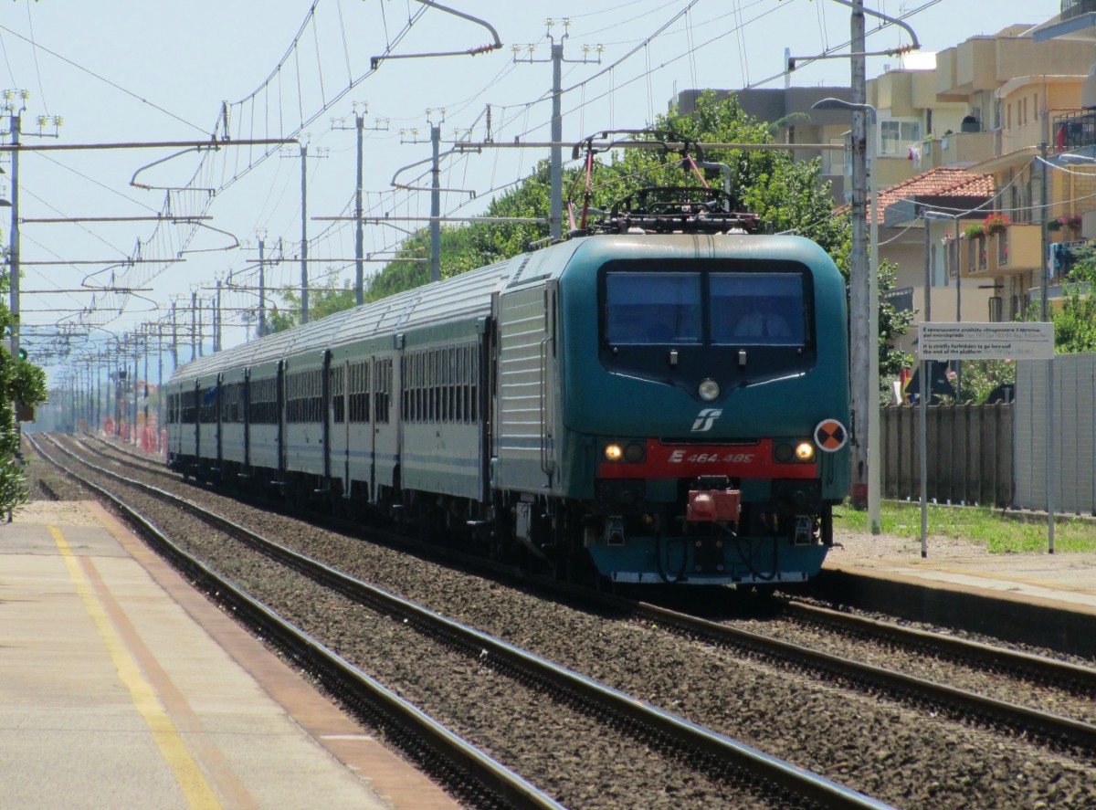 17.7.2014 12:02 FS E.464 585 mit einem Regionalzug (R) von Ancona nach Piacenza bei der Durchfahrt durch Rimini Miramare in Richtung Rimini.