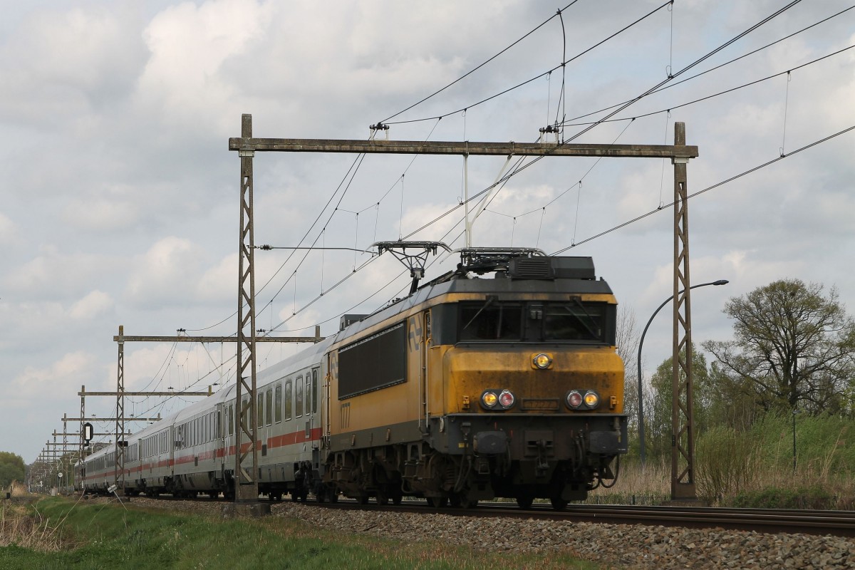 1777 mit IC 145 Amsterdam CS-Berlin Ostbahnhof bei Hengelo am 7-4-2014.