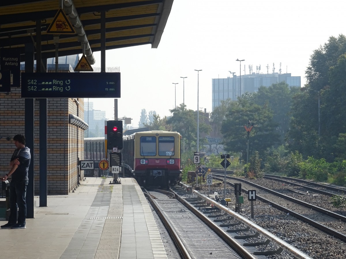 17.9.2015, S-Bhf. Berlin-Steglitz auf dem südlichen S-Bahnring. Ein Zug der Baureihe 485 verlasst die Station als S46 nach Königswusterhauesn. 