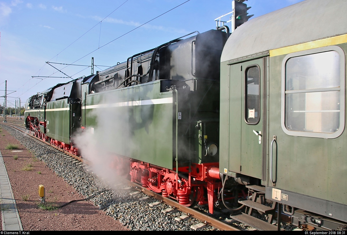 18 201 auf Abschiedsfahrt: Mit Sonderzug in ihrer alten Heimat...
Nachschuss auf 18 201 der Dampf-Plus GmbH als DPE 20397 von Cottbus nach Meiningen anlässlich ihrer letzten Fahrt bzw. der 24. Meininger Dampfloktage, der Halle(Saale)Hbf auf Gleis 10 verlässt.
[1.9.2018 | 8:31 Uhr]