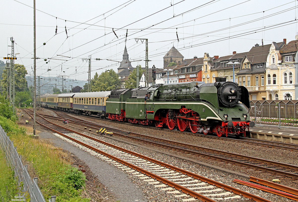 18 201 bei der Durchfahrt im Bf Remagen am 10.06.2018