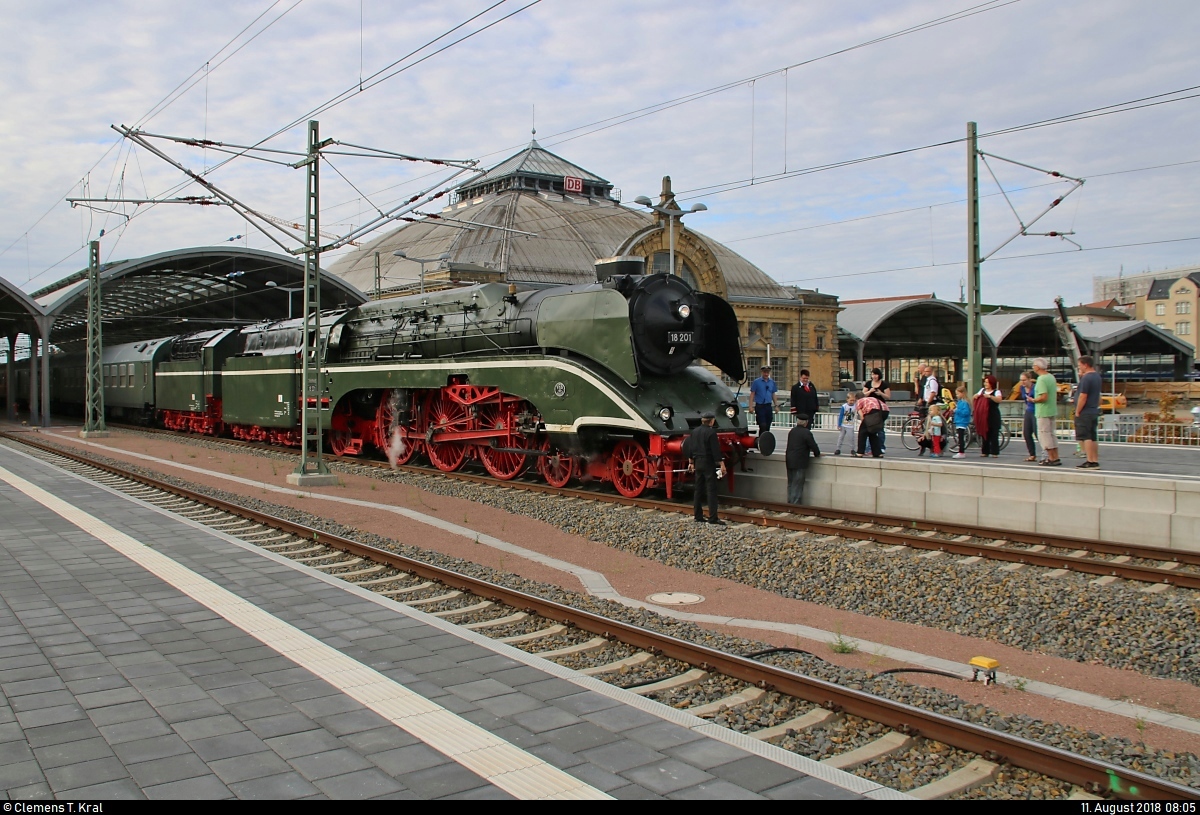 18 201 der Dampf-Plus GmbH mit 143 005-7 (243 005-6) der Traditionsgemeinschaft Bw Halle P e.V. als SDZ 56744 von Naumburg(Saale)Hbf nach Warnemünde steht in Halle(Saale)Hbf auf Gleis 9 und wird von zahlreichen Eisenbahnfreunden und Reisenden bestaunt und fotografiert.
Es handelte sich um die letzte Fahrt der 18 201 an die See zur Hanse Sail vor ihrem Fristablauf Ende 2018.
[11.8.2018 | 8:05 Uhr]