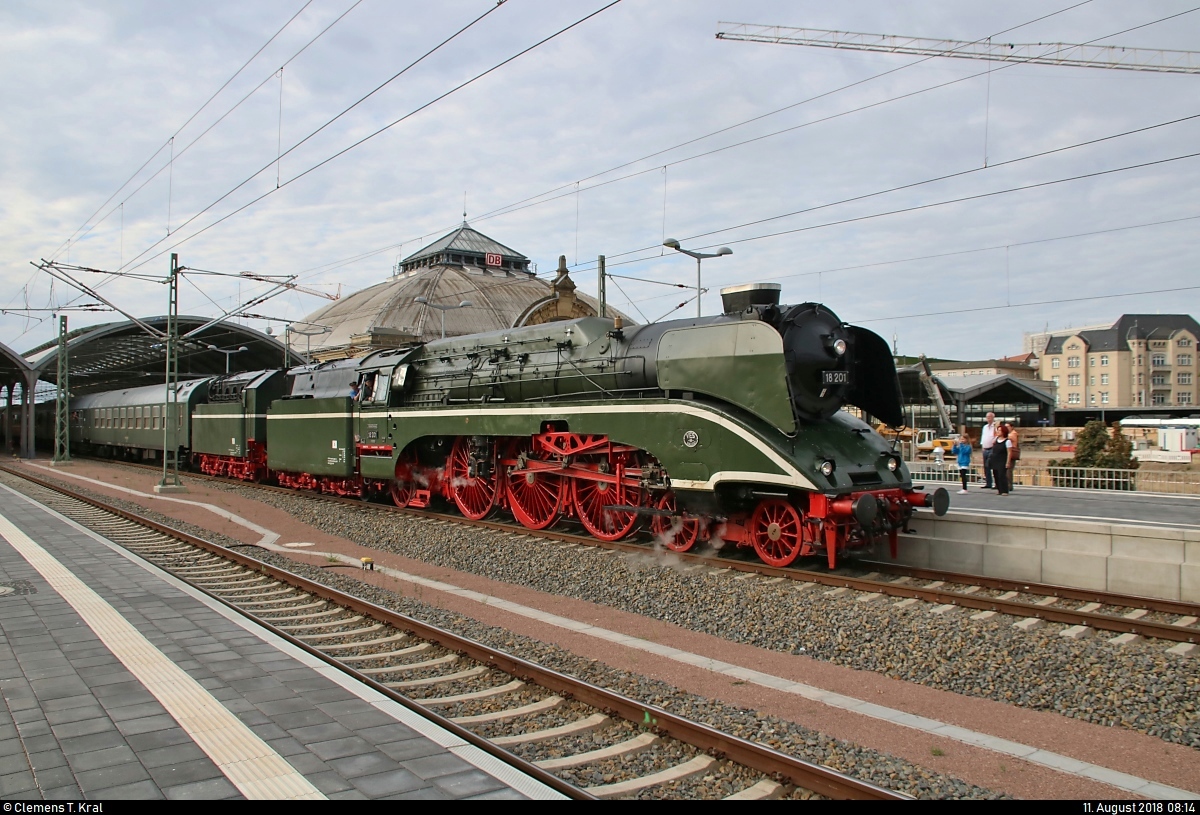 18 201 der Dampf-Plus GmbH mit 143 005-7 (243 005-6) der Traditionsgemeinschaft Bw Halle P e.V. als SDZ 56744 von Naumburg(Saale)Hbf nach Warnemünde verlässt Halle(Saale)Hbf auf Gleis 9 unter Beobachtung zahlreicher Eisenbahnfreunde.
Es handelte sich um die letzte Fahrt der 18 201 an die See zur Hanse Sail vor ihrem Fristablauf Ende 2018.
[11.8.2018 | 8:14 Uhr]
