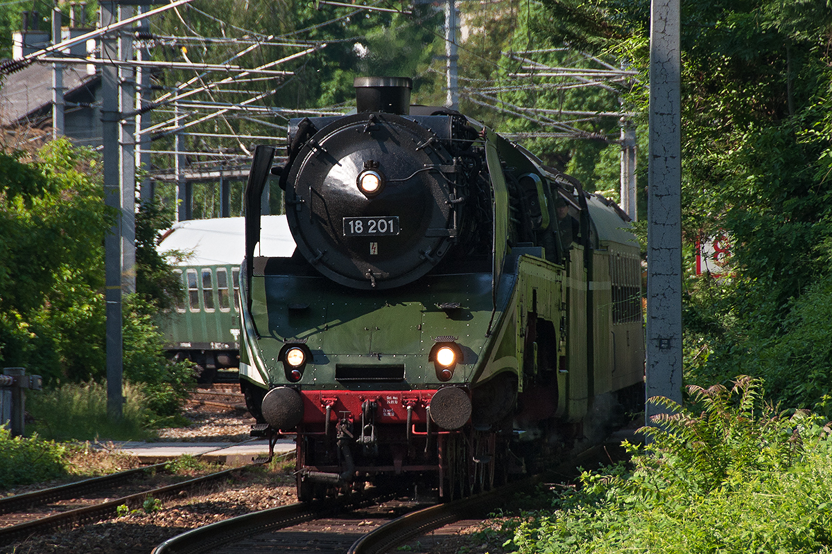 18 201 konnte mit dem SR 19784 auf seiner Heimreise nach Deutschland noch in Wien, kurz vor der Abzweigung nach Hütteldorf bei St. Veit fotografisch festgehalten werden. Die Aufnahme entstand am 13.05.2018.