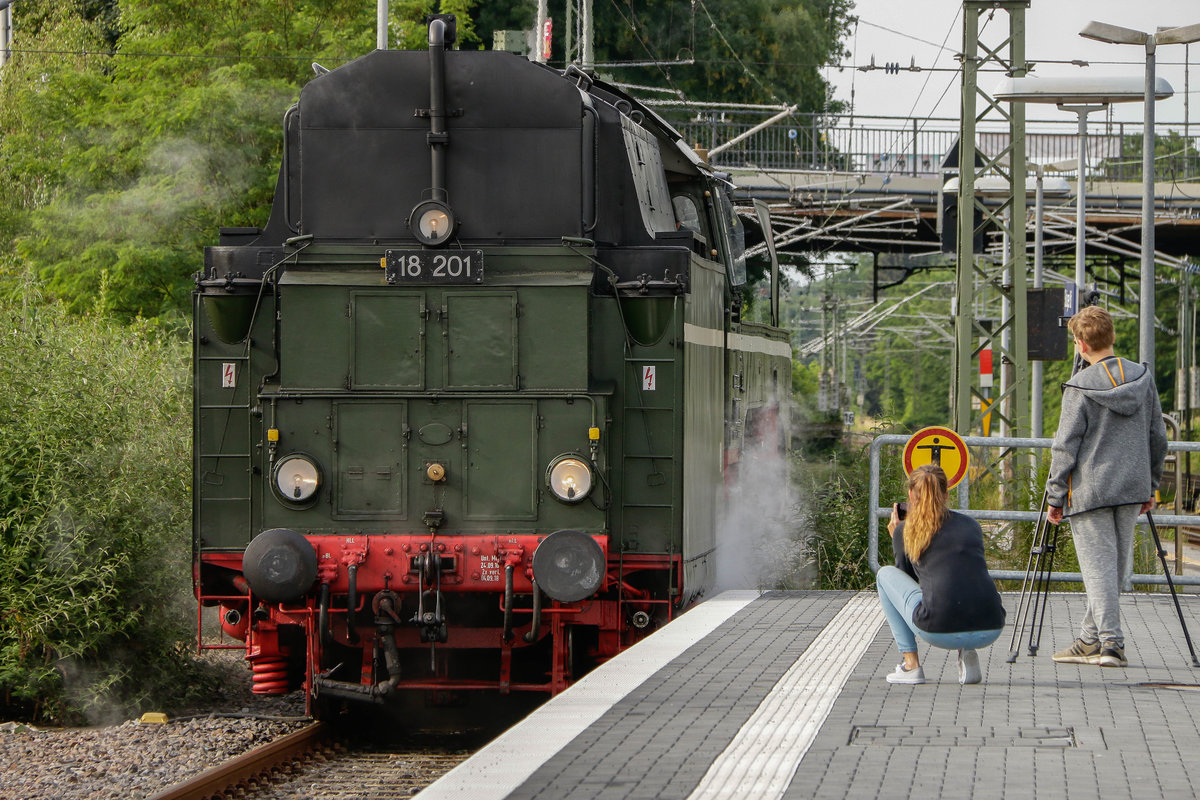 18 201 in Solingen Hbf, Juni 2018.