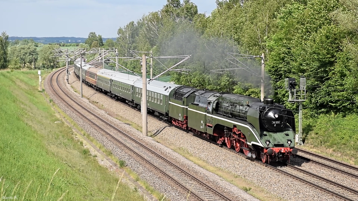 18 201 war im Rahmen der Sonderfahrt  Mit Öl und Kohle zum Wiener Prater  am 10.5.2018 auf dem Weg nach Wien und konnte bei der Durchfahrt durch Vierkirchen aufgenommen werden.