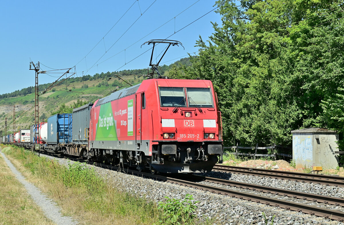 18 205 DAS IST GRÜN von DBC mit einem KLV bei Thüngersheim gen Würzburg fahrend am Dienstag den 19.7.2022