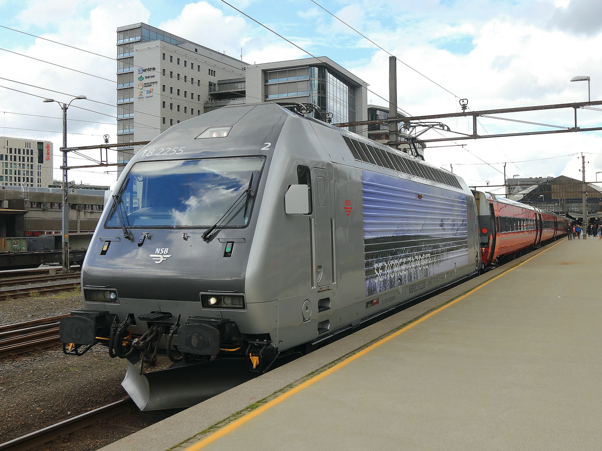 18 2255 steht mit dem Zug von Bergen nach Oslo am 02. Juli 2016 im Bahnhof von Bergen bereit.