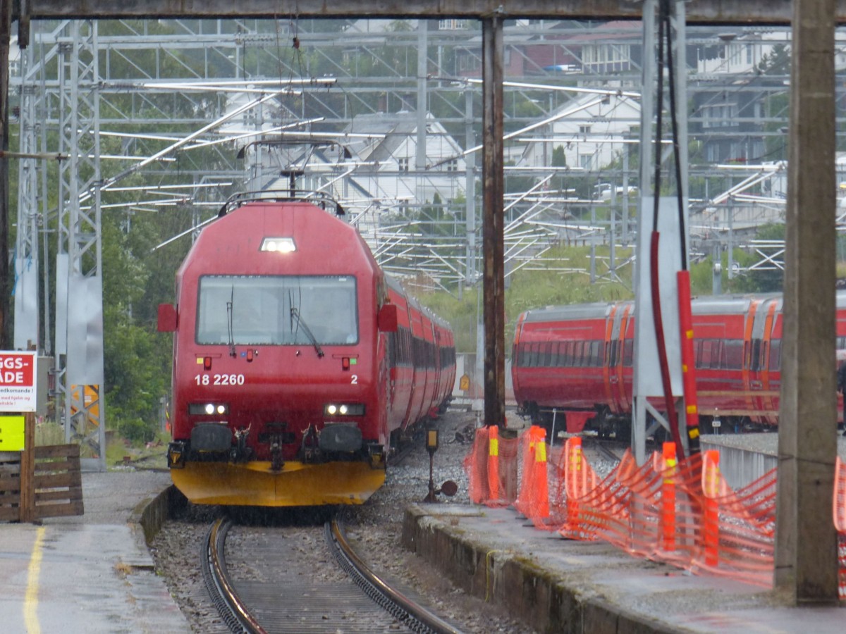 18 2260 mit einen IC am Haken fhrt am 28.07.2013 aus Oslo komment in den Bahnhof Voss ein.