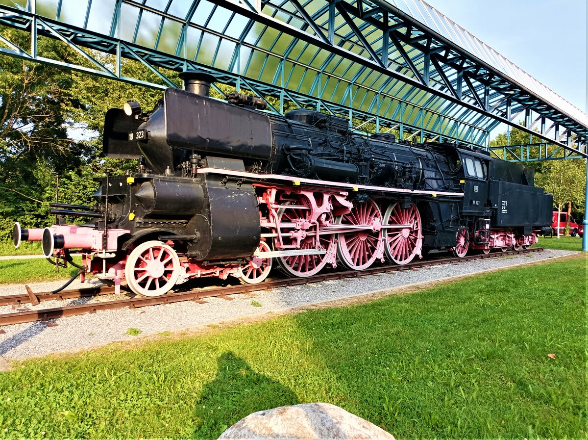 18 323 von der Seite am 21.08.21 an der Offenburger Hochschule als Denkmal