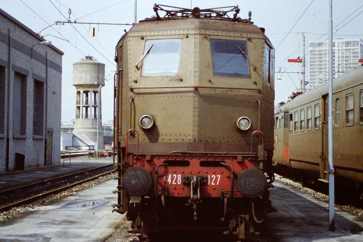 18 april 1984, electric locomotive e 428.127 at Rimini depot