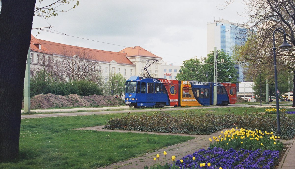 18. April 2007, Cottbus, Tw 137 der Straßenbahn fährt als Linie 2 längs der Stadtpromenade in Richtung Karl-Liebknecht-Straße / Spremberger Turm. Scan vom Color-Negativ