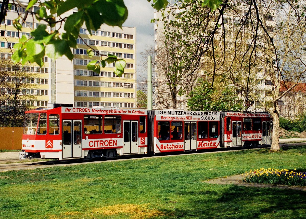 18. April 2007, Cottbus, Tw 144 der Straßenbahn fährt als Linie 4 längs der Stadtpromenade in Richtung  Berliner Straße. Scan vom Color-Negativ