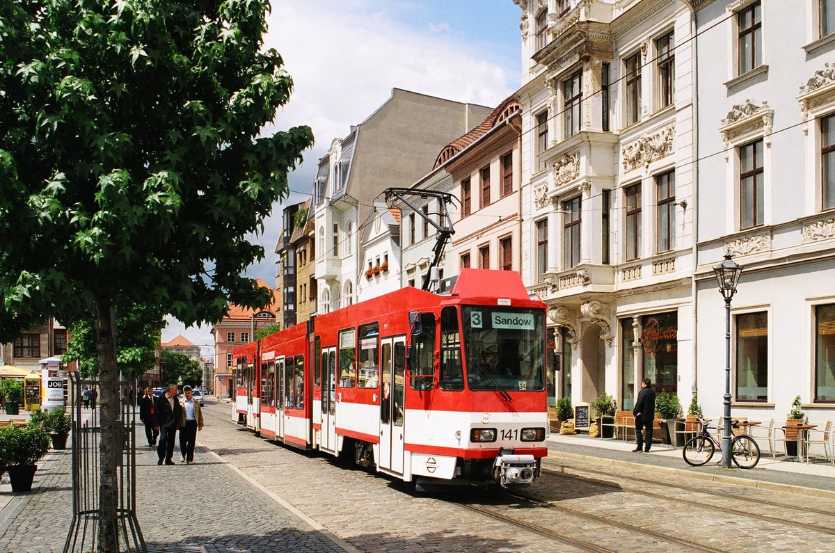 18. April 2007,	Cottbus, Straßenbahn, Tw 141 der Linie 4 nach Sandow hält am Altwarkt