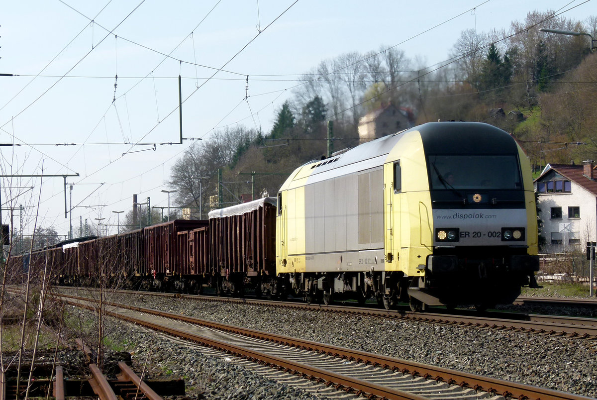 18. April 2013, Ein Güterzug mit der DISPO-Lok ER 20-002 (223 002) fährt durch Kronach in Richtung Saalfeld. 