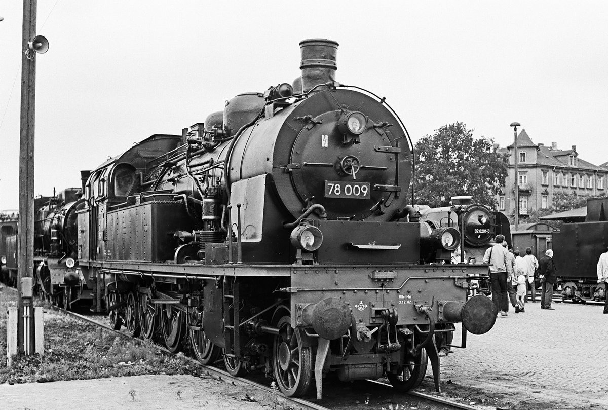 18. August 1984, Lokschau im Bahnhof Radebeul-Ost. Auch die 1912 als  Stettin 8409  bei der KPEV in Dienst gestellte und 1963 bei der DR ausgemusterte Personenzug-Tenderlok 78 009 des Verkehrsmuseums Dresden zeigt sich den Besuchern.