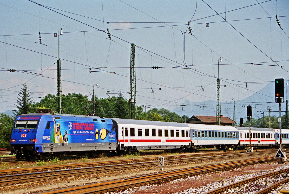 18. August 2002, auf Lok 101 106 bittet BAYER die Optiker, sie mögen doch bitteschön  Makrolon für Brillen“ verwenden. Von mir aus...  Die bunte Wagenmischung eines IR rollt durch den Bahnhof Freilassing von Salzburg nach München.