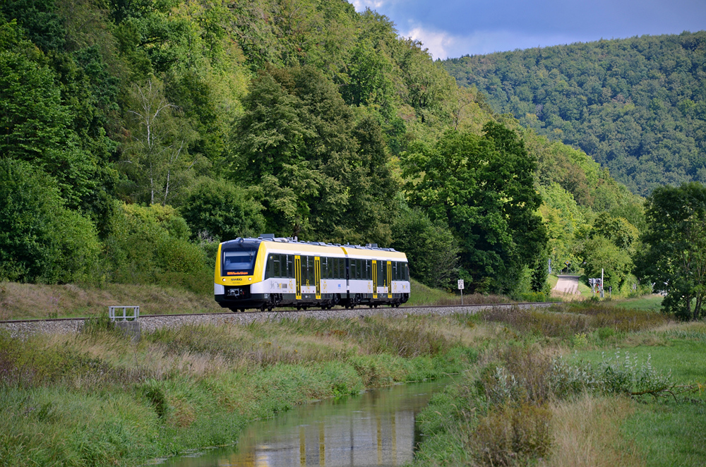 18. August 2020:
Im Juni 2019 hat die SWEG den Schienenpersonennahverkehr auf der Donautalbahn zwischen Ulm und Munderkingen übernommen.
Hier fährt 622 456 als HzL RB56 (26364) von Ulm nach Munderkingen kurz vor Schelklingen. Im Vordergrund das Flüsschen Ach.
