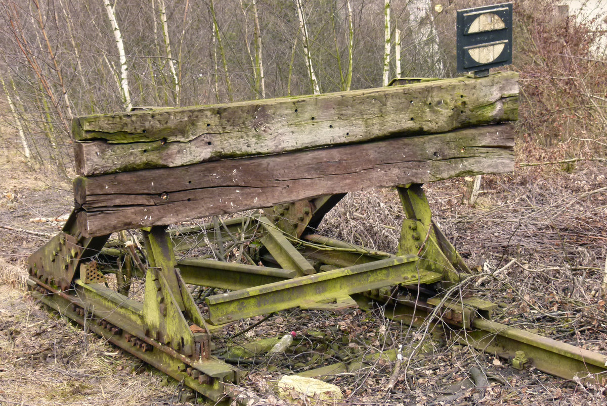18. Januar 2011, Prellbock im Bahnhof (jetzt Haltepunkt) Neuses bei Kronach. Das Gleis gehörte zum Rest der längst abgebauten kurzen Strecke nach Weißenbrunn.