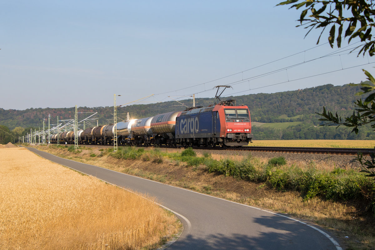 18. Juli 2019 in Pforta bei Naumburg: 482 006-4 fährt gerade mit einem Kesselzug gen Naumburg. 