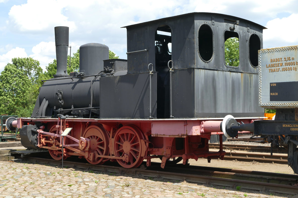 18. Juni 2019, Auf der Heimfahrt von der polnischen Ostseeküste bot sich der Besuch des Gramzower Eisenbahnmuseums an. Unter anderen sehenswerten Exponaten fand ich (als der einzige Besucher) auch diese 1899 bei Henschel für die Preußische Staatsbahn gebaute T3. Sie war im Raum Kassel bei der DB als 89 7296 bis 1961 im Einsatz. Nach der Aufstellung auf Spielplätzen kam sie 1998 nach Gramzow. 