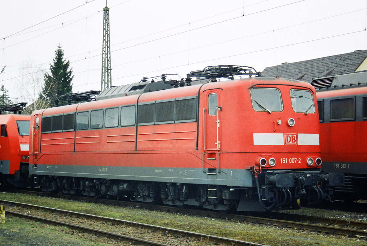 18. März 2005, auf dem stadtnahen Abstellgleis des Bahnhofs Freilassing wartet auch Lok 151 007 auf neue Aufgaben.