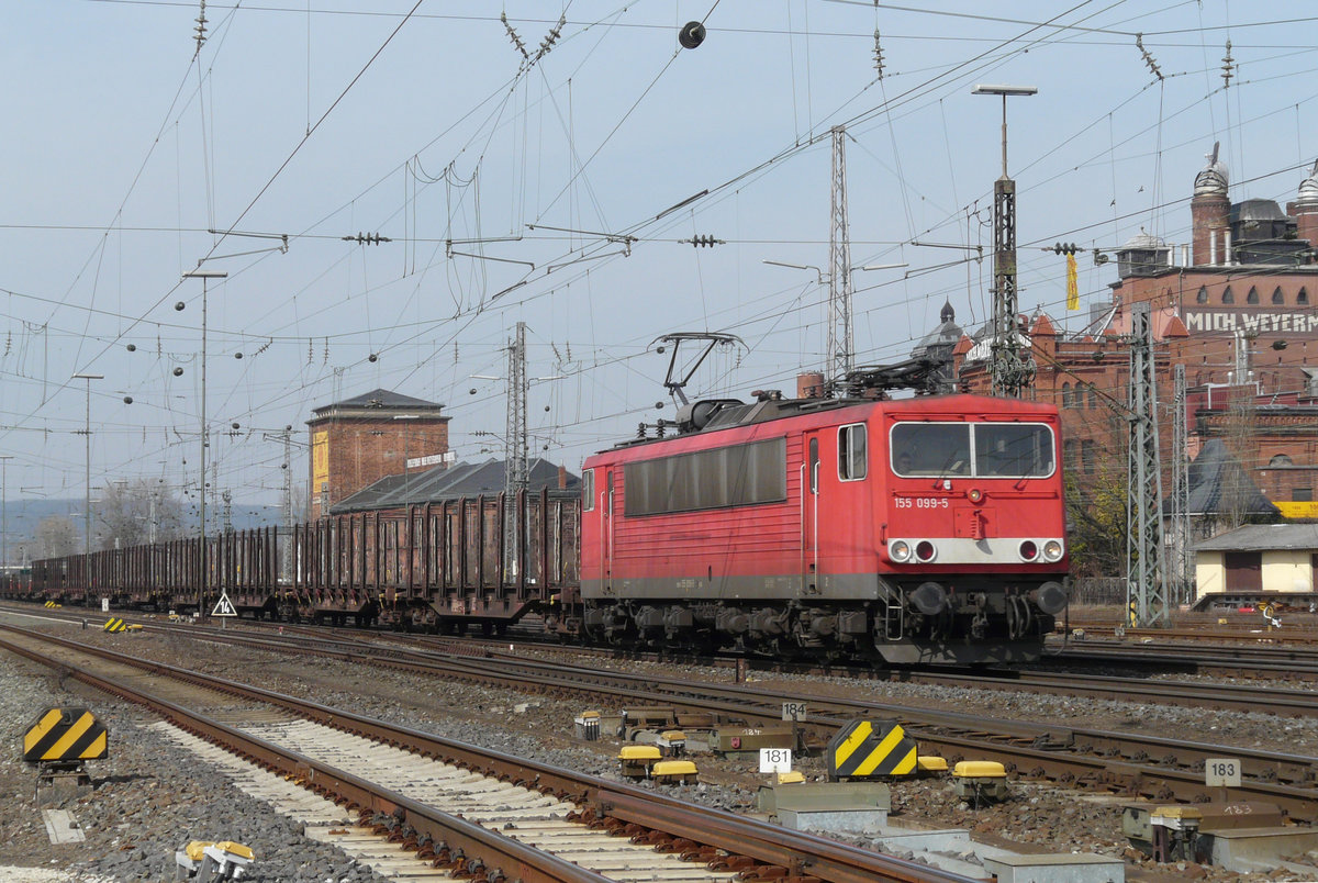 18. März 2010, Ein Güterzug mit Lok 155 099 fährt in Richtung Nürnberg durch Bamberg.