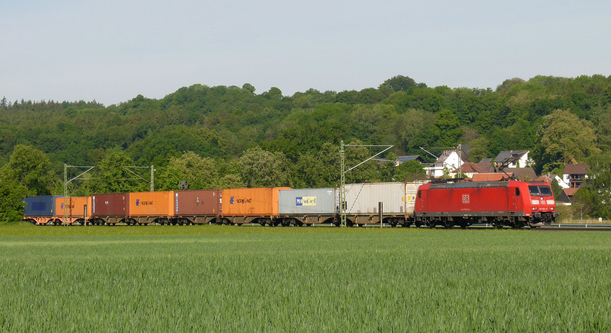 18. Mai 2011, Lok 185 052 befördert einen Containerzug in der Nähe des ehemaligen Haltepunktes Oberlangenstadt in Richtung Saalfeld