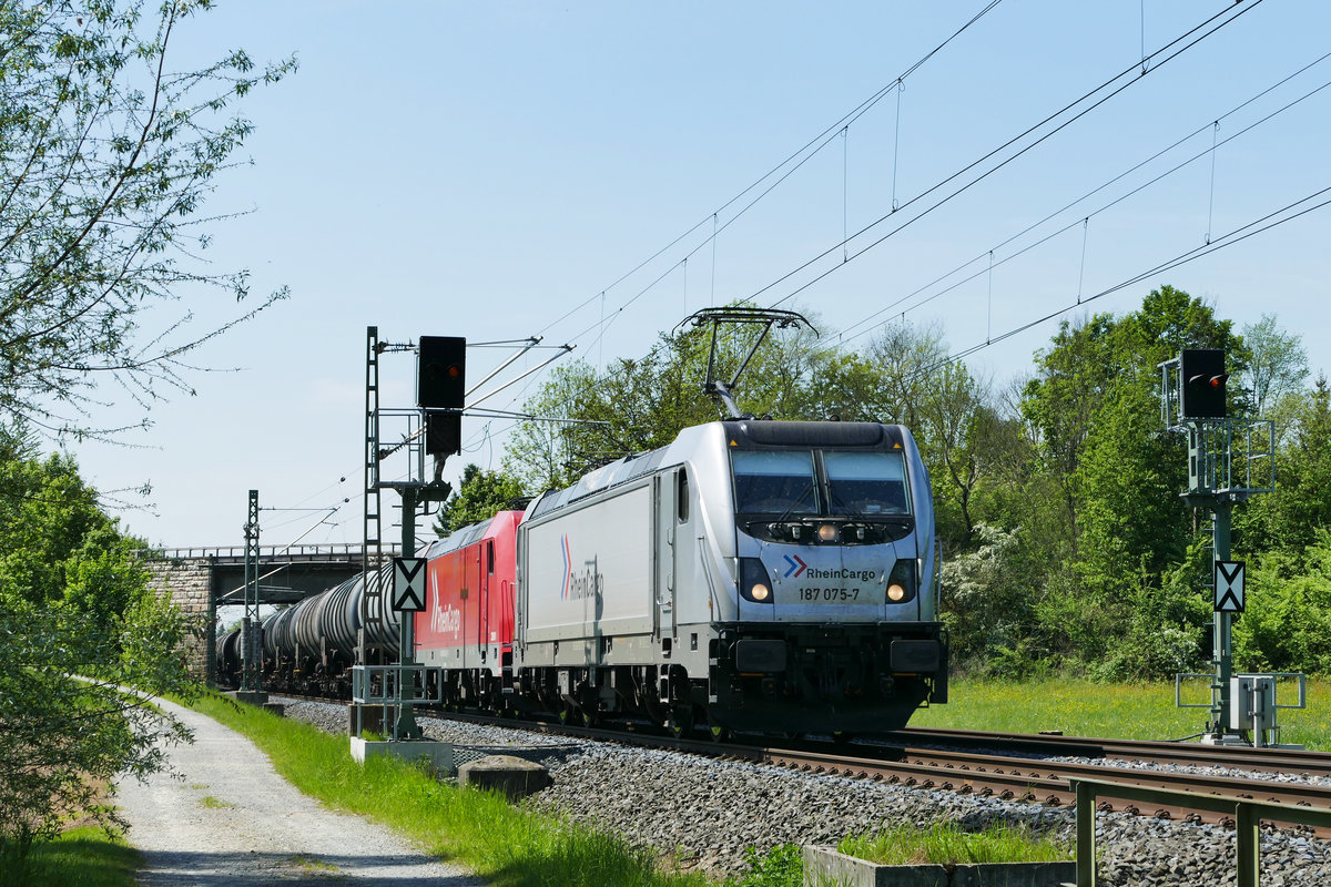 18. Mai 2017, Ein Güterzug mit Lok 187 075 der RheinCargo fährt bei Johannisthal in Richtung Saalfeld. Die zweite Lok ist 185 603 (RheinCargo 2061).