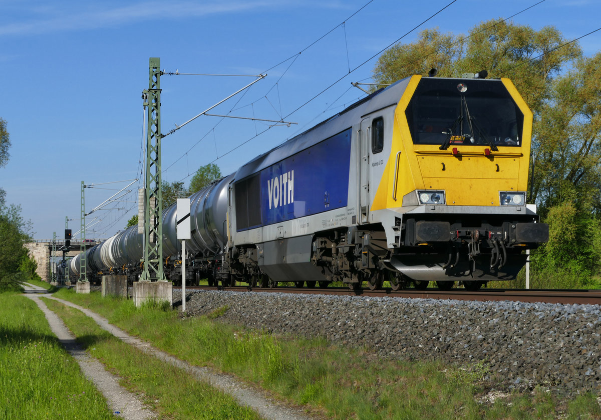 18. Mai 2017, Ein Kesselwagenzug fährt bei Johannisthal in Richtung Saalfeld. Die VOITH-Maxima 40 CC trägt die Nummer 264 001.