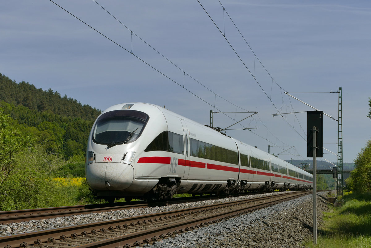 18. Mai 2017, ICE Plauen/Vogtland (Tz 1118) fährt als ICE 1207 Hamburg - Berlin - München - Innsbruck bei Johannisthal in Richtung Lichtenfels.