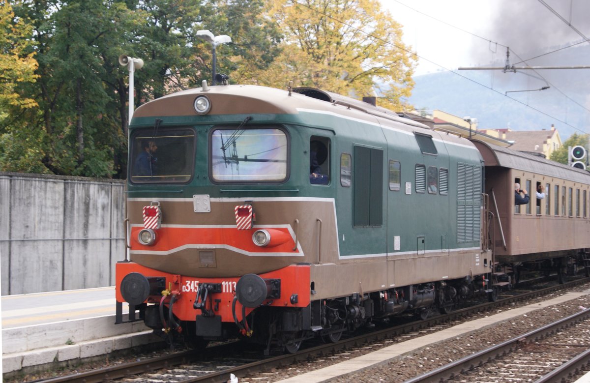 18 oct 2015, d 345.1110 helps the special steam train, it is departing from Avezzano station.