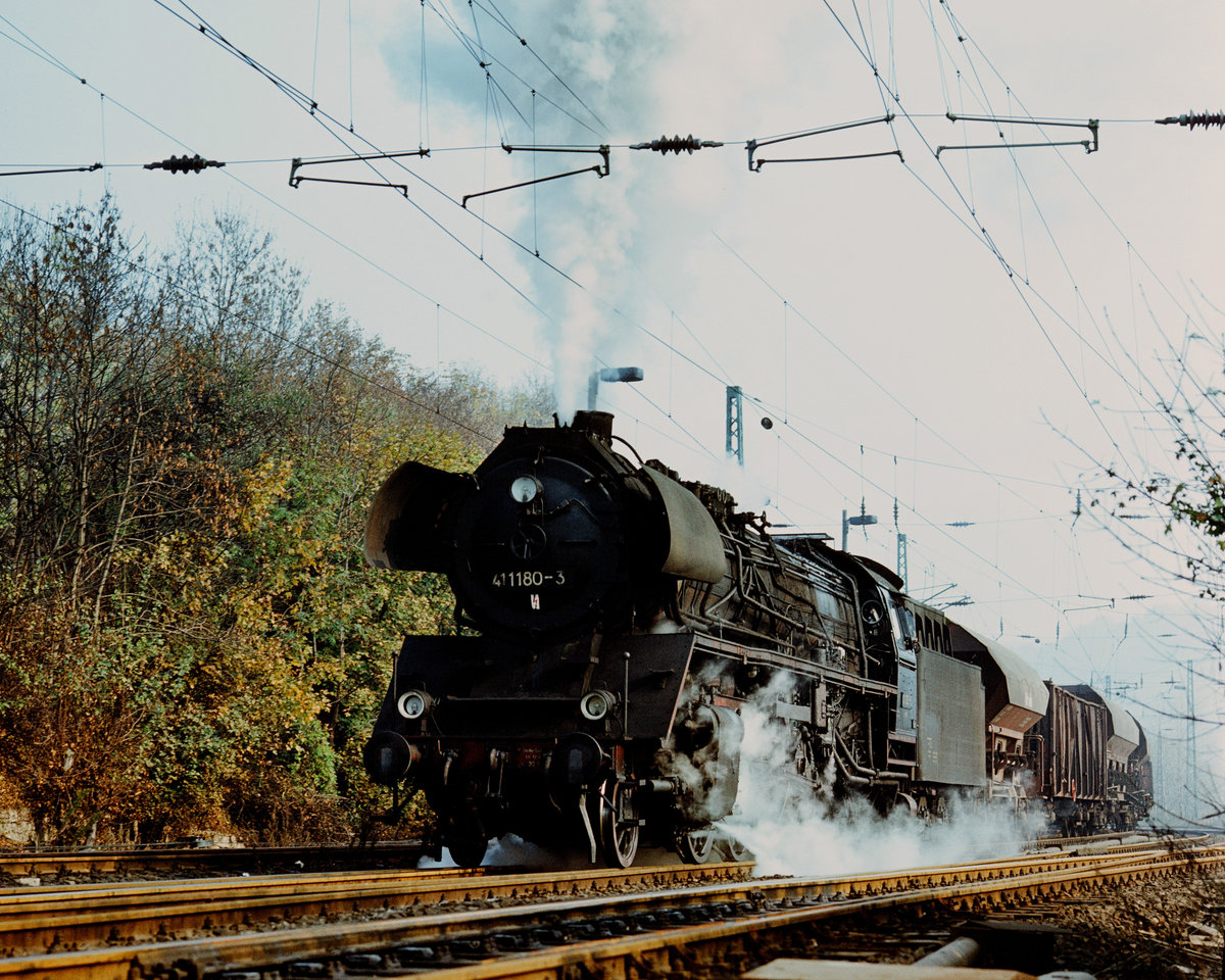 18. Oktober 1986: Lok 41 1180 hat mit ihrem Güterzug Camburg auf der Strecke der Saalebahn soeben verlassen. Bei diesen letzten planmäßigen Einsätzen der BR 41 war man als Fotograf selten allein. Der auf Ellbogenentfernung neben mir stehende Kollege reichte mir nach der Vorbeifahrt ein 9 x 13-Foto  seiner  01 514. Am Rückseitenstempel sah ich, woher er angereist war. Drei Wochen später wurde mein Kurswagen aus Gießen in Frankfurt an den Zug nach Oberfranken gekuppelt (Wenn die Kurzfassung meines Lebenslaufs verstanden wird, ist es gut, ansonsten -  nicht schlimm).