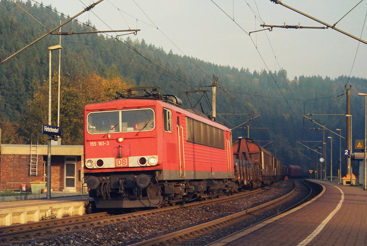 18. Oktober 2006, in Förtschendorf rollt Lok 155 161 vor einem Güterzug in Richtung Lichtenfels die Frankenwaldrampe herab.