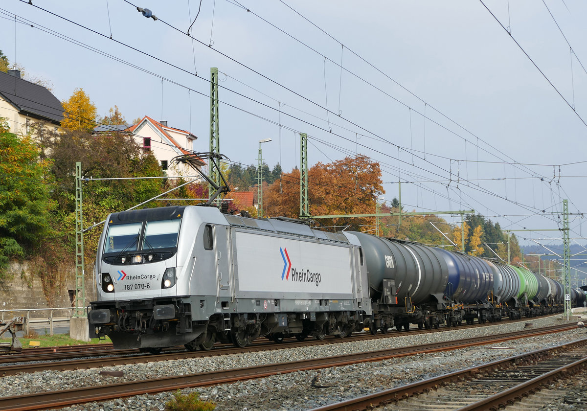 18. Oktober 2018, Ein Kesselwagenzug mit Lok 187 070 der RheinCargo fährt in Richtung Lichtenfels durch den Bahnhof Kronach.