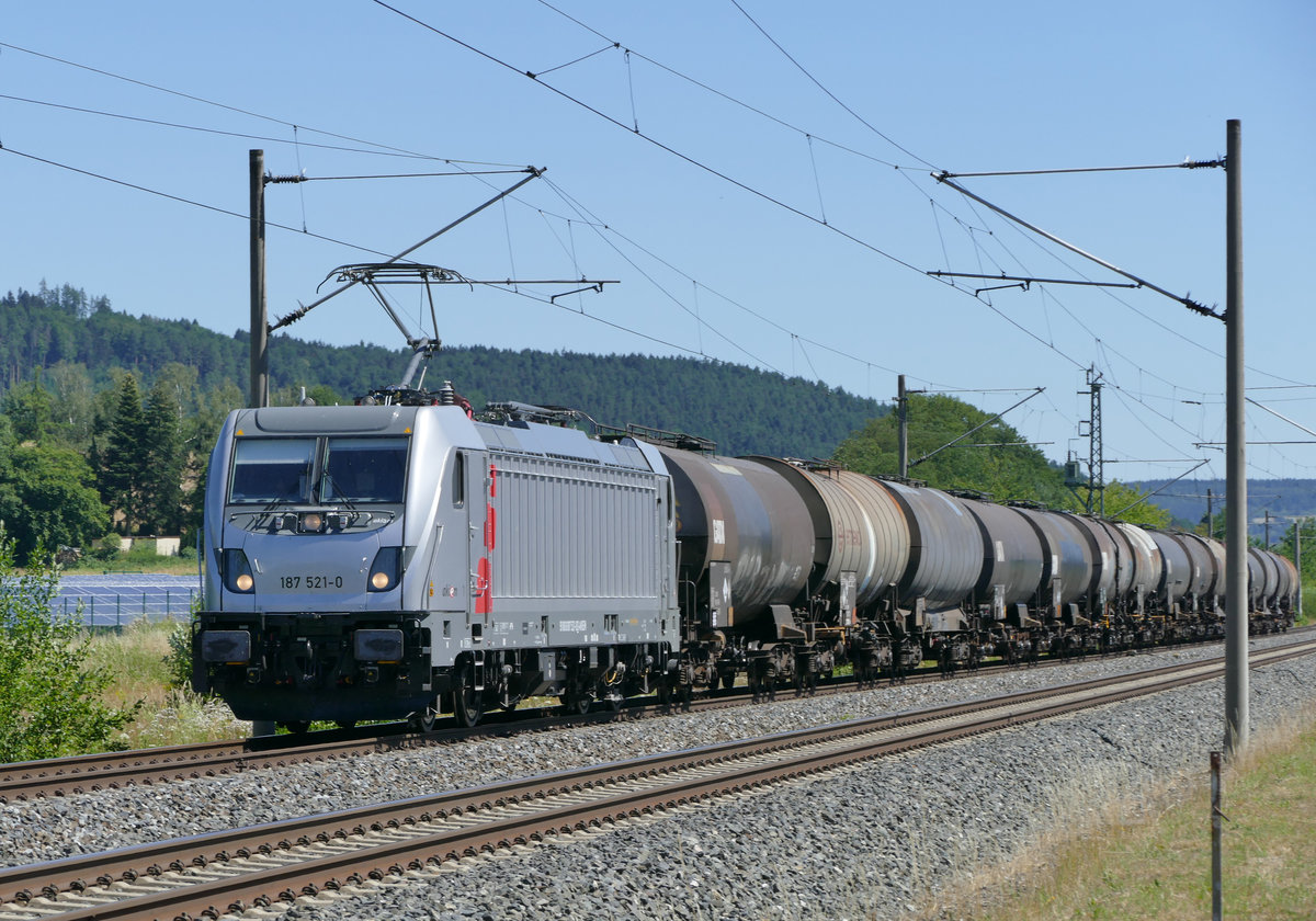 18. Oktober 2018, Ein Kesselwagenzug fährt in Richtung Lichtenfels durch Küps. Zuglok ist die Akiem-Lok 187 521.