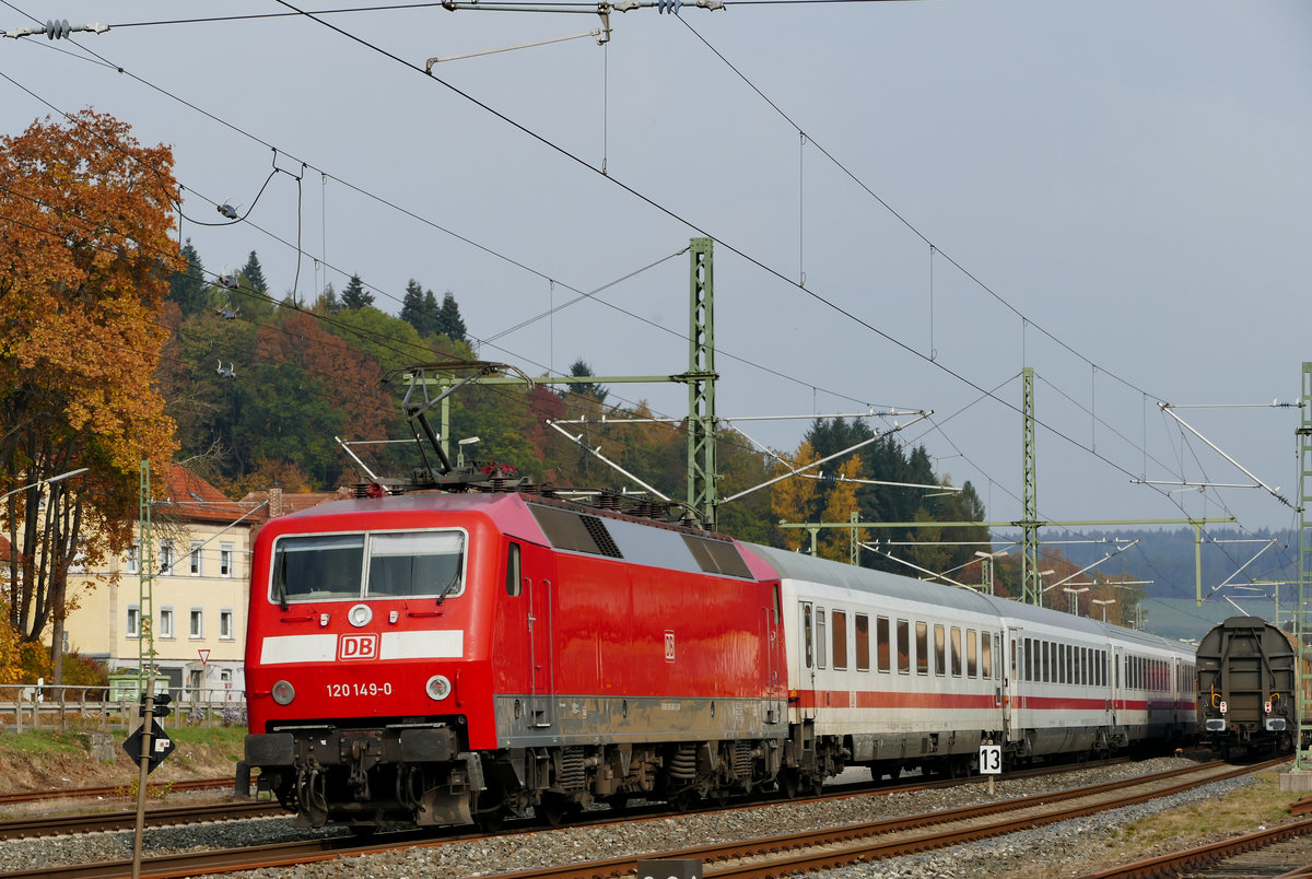 18. Oktober 2018, IC 2063 Karlsruhe - Leipzig, geschoben von Lok 120 149, fährt pünktlich in den Bahnhof Kronach ein.