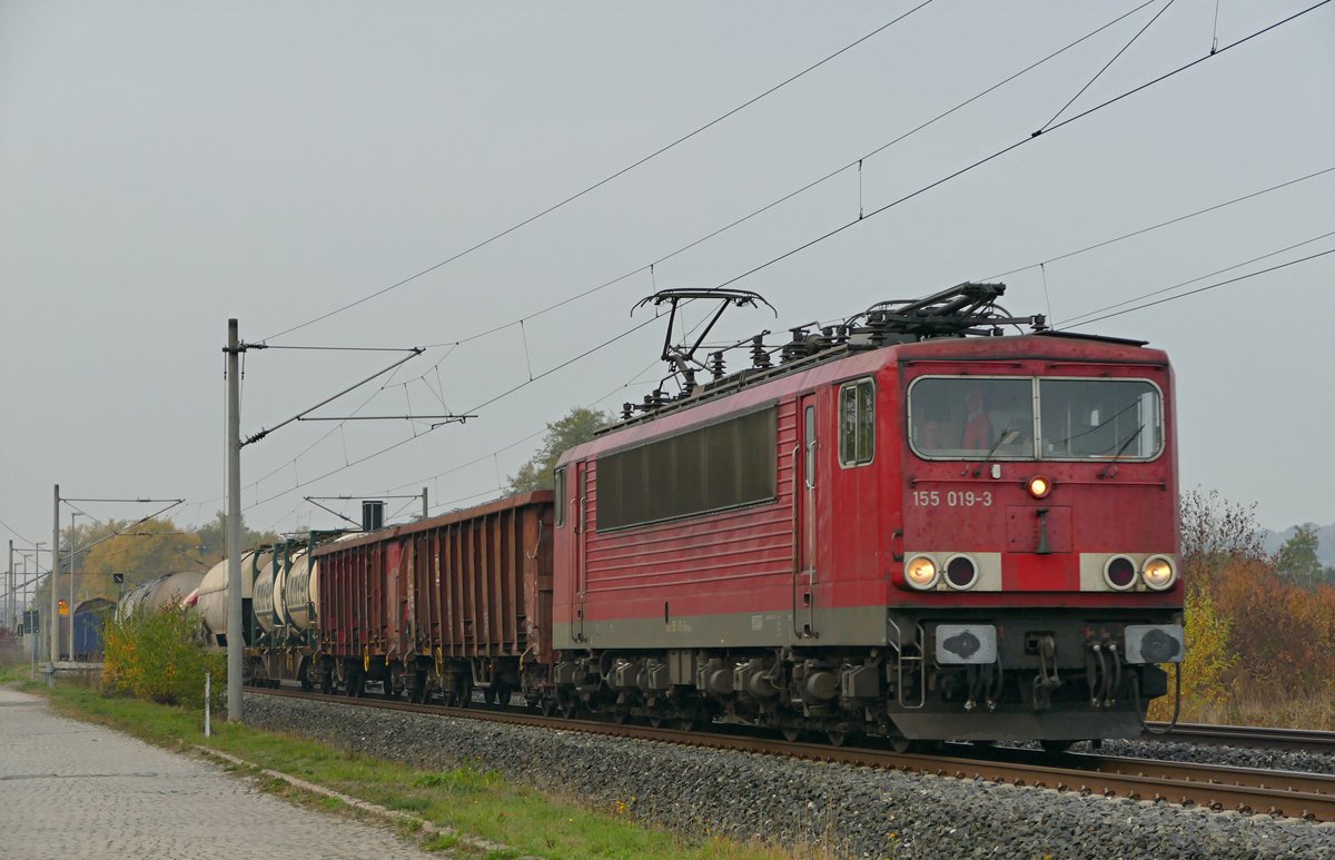 18. Oktober 2018, Lok 155 019 fährt mit einem gemischten Güterzug in Richtung Saalfeld durch den Haltepunkt Küps.