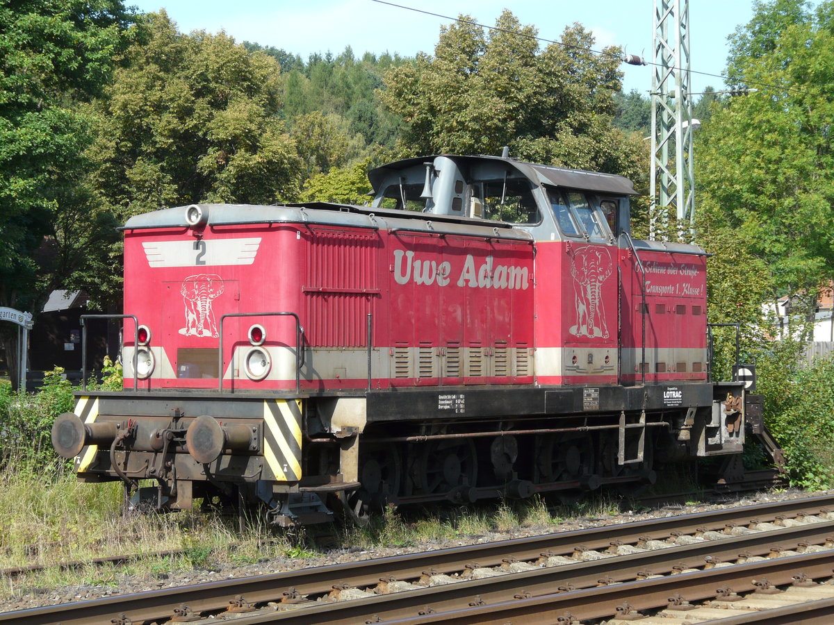 18. September 2008, Zwischen Kronach und Pressig-Rothenkirchen finden Oberleitungsbauarbeiten statt. Die hier in Kronach abgestellte Lok führte bei Bedarf die dafür erforderlichen Transporte durch. Die vom Eisenbahnverkehrsunternehmen GmbH Uwe Adam Sättelstädt mit Nr. 2 bezeichnete Lok wurde 1969 an den VEB Kalibetrieb Südharz Sondershausen ausgeliefert und dort am 14.02.1969 in Dienst gestellt. Eine DR-Nummer hat die V60 deshalb nicht erhalten.