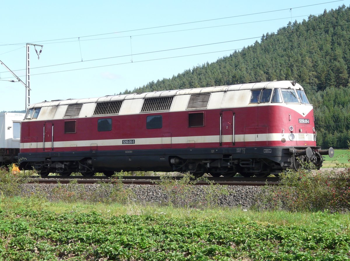 18. September 2008, Zwischen Kronach und Pressig-Rothenkirchen finden Oberleitungsbauarbeiten statt. Als Zuglok für die Ramme fungiert bei Gundelsdorf die Lok 5250.05, eine ehemalige V 180 der DR. ex 180 342, 1990 Umbau in 118 742. Fabrik-Nummer 280 146, Baujahr 1968. 2013 an Erfurter Bahnservice Gesellschaft mbH, Erfurt mit Nr.5250.05-5. 
