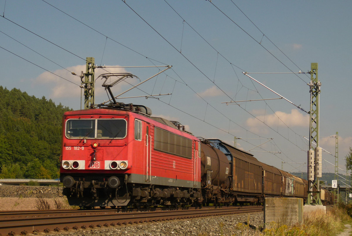 18. September 2012, Lok 155 182 befördert einen Güterzug bei Johannisthal in Richtung Lichtenfels.