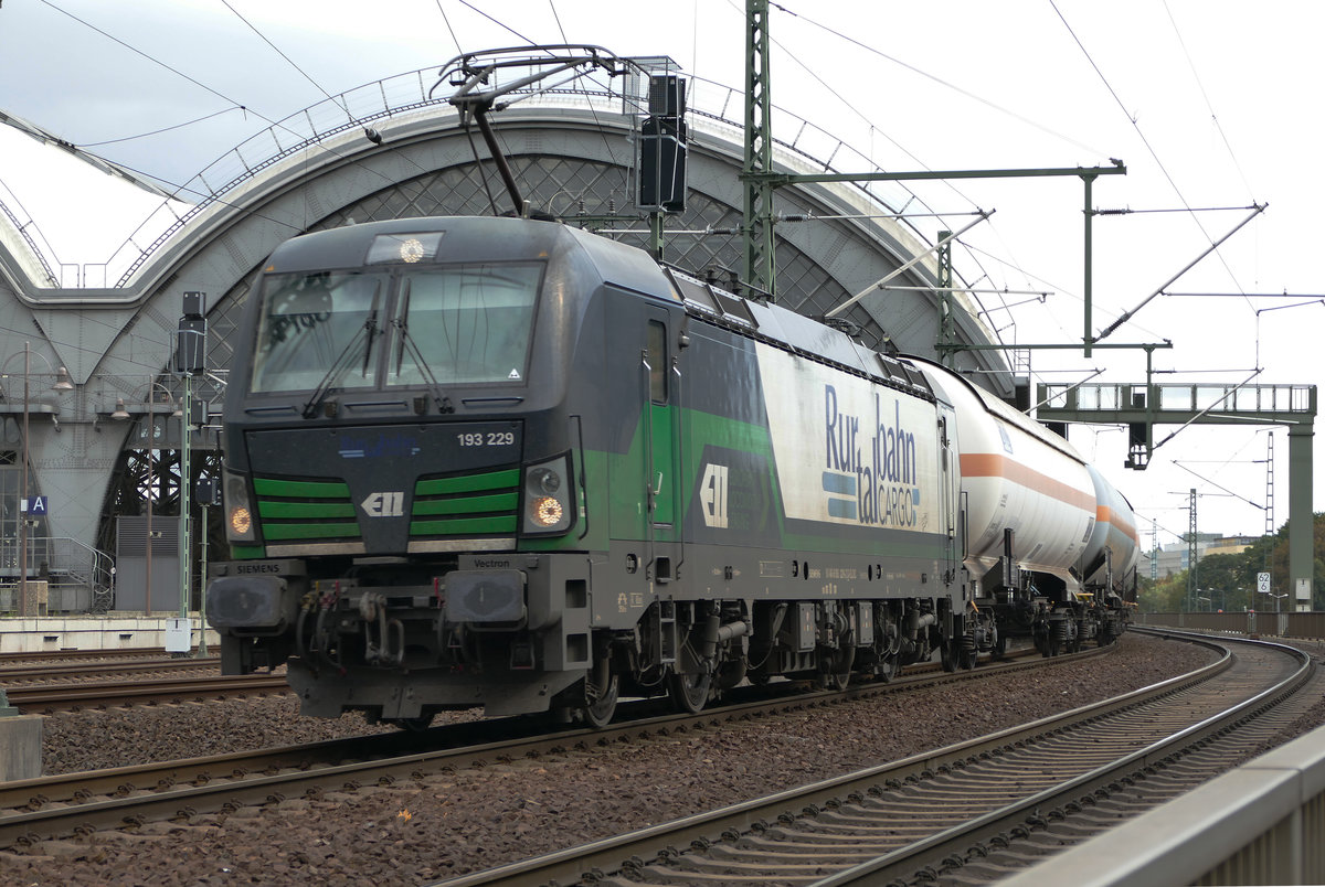 18. September 2019, Dresden Hauptbahnhof, Ein Güterzug aus Tschechien fährt auf dem Außengleis an der Südhalle vorüber. 193 229 der Rurtalbahn nimmt die Kurve mit niedriger Geschwindigkeit.