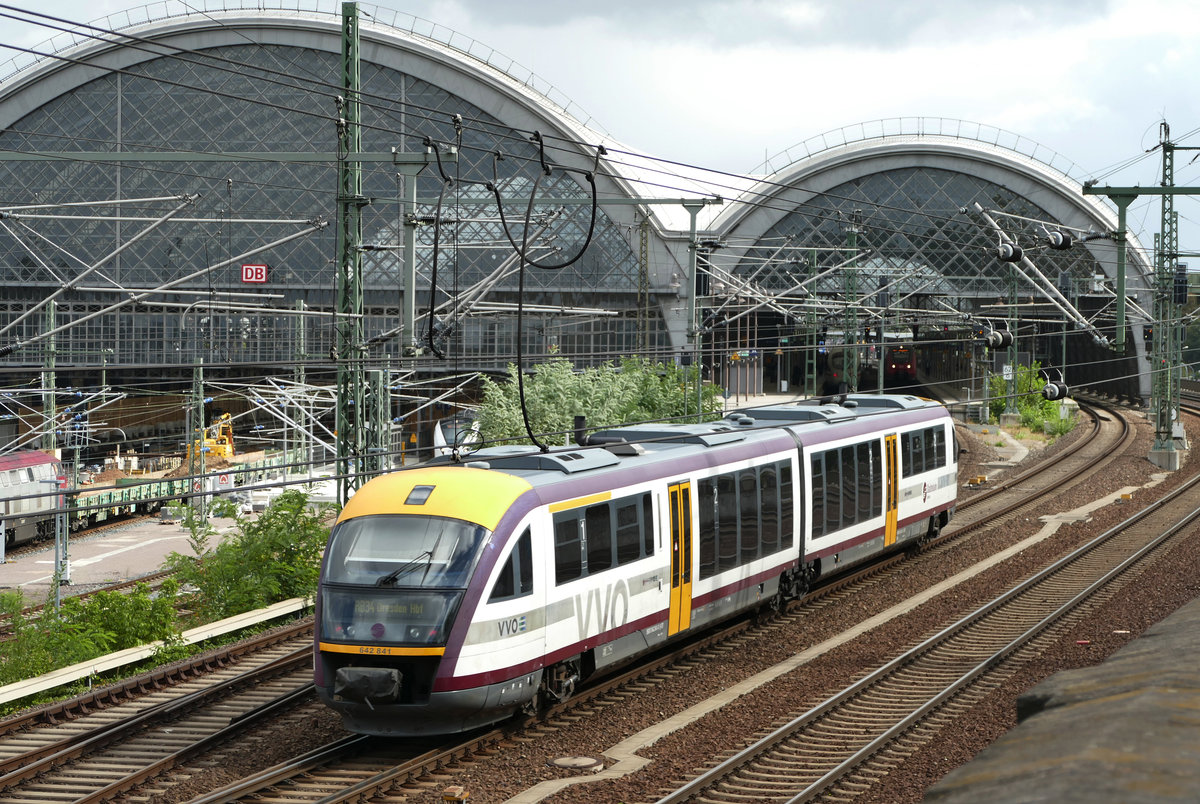 18. September 2019, Dresden-Hauptbahnhof. Auf Gleis 1 in der Südhalle fährt RB34/RB73868 von Kamenz ein.