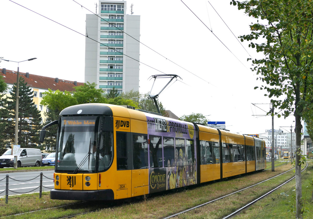 18. September 2019, Dresden, Straßenbahn in der St.Petersburger Straße. Zug 2834, einer der  45 Meter langen Niederflurgelenktriebwagen NGT D12DD, ist auf der Linie 9 zum furchterregenden Endpunkt   Wilder Mann  unterwegs,